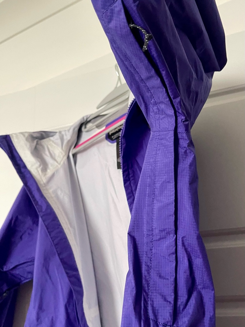 Like New Patagonia Women's lightweight Purple Rain Jacket - Picture 3 of 10